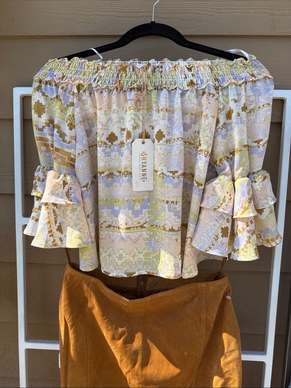 "Shyanne" NwT Boot Barn Pastel Geo Off-OnShoulder Ruffle Blouse Small blouse